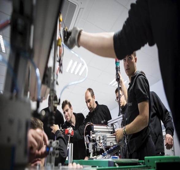 Jóvenes que cursan FP dual, en instalaciones de BSH.